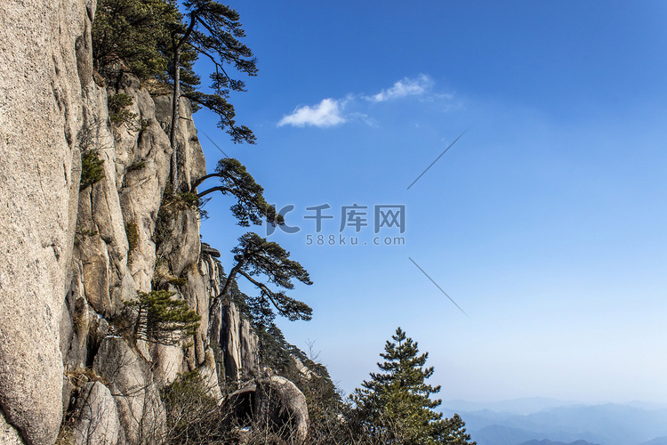 松树山峰和蓝天摄影图