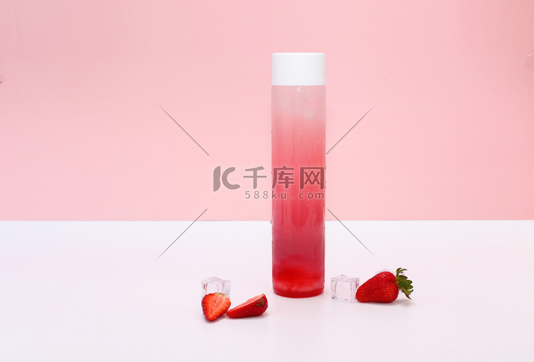 夏天冰凉新鲜的草莓乳酸菌饮料
