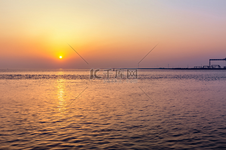 太阳龙门吊和海面摄影图