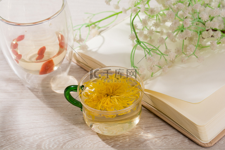 杯子金丝黄菊摄影图