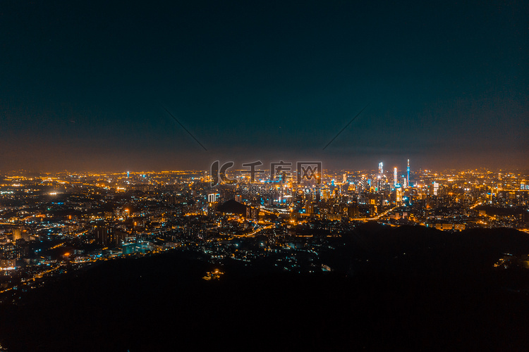 山顶俯瞰城市夜景摄影图