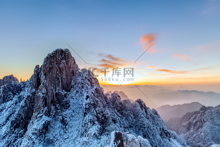 山峰朝霞和白雪摄影图