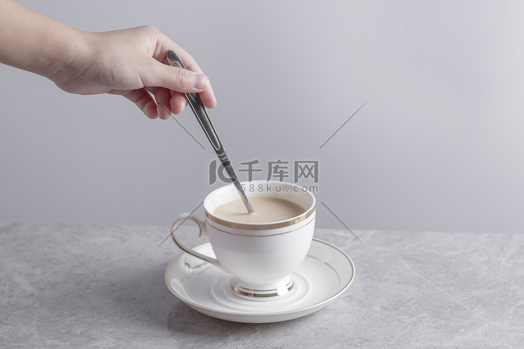 手冲奶茶摄影图