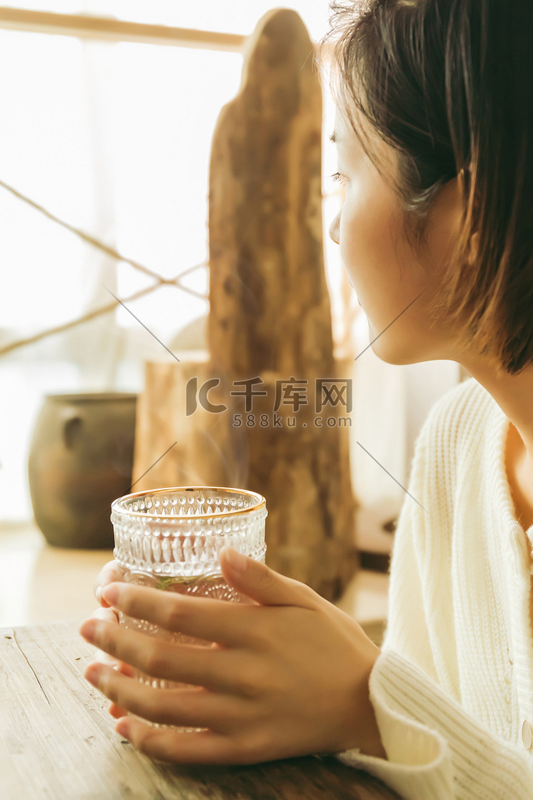 人物喝茶图