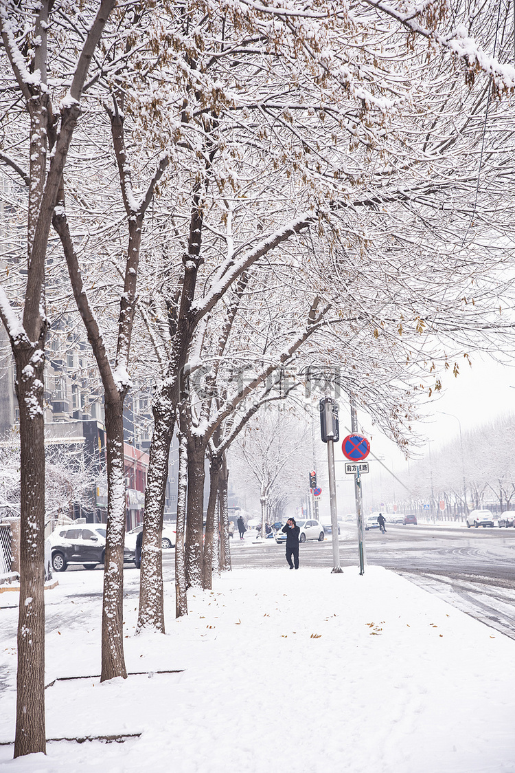 寒冷冬天大雪街道雪景摄影图