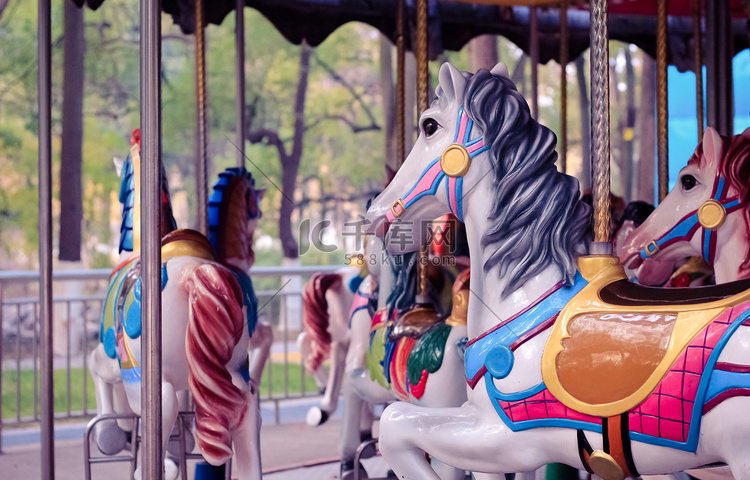 游乐园的童趣旋转木马摄影图