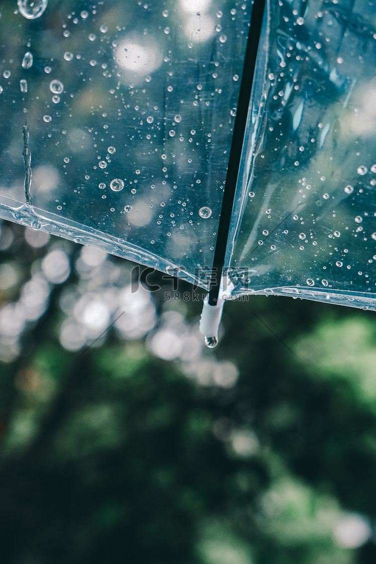 下雨雨伞摄影图