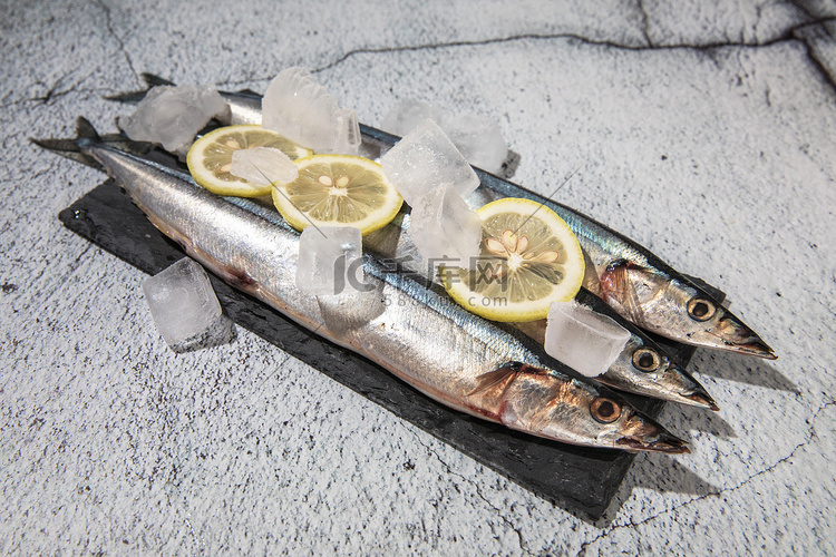海鲜水产品秋刀鱼摄影图