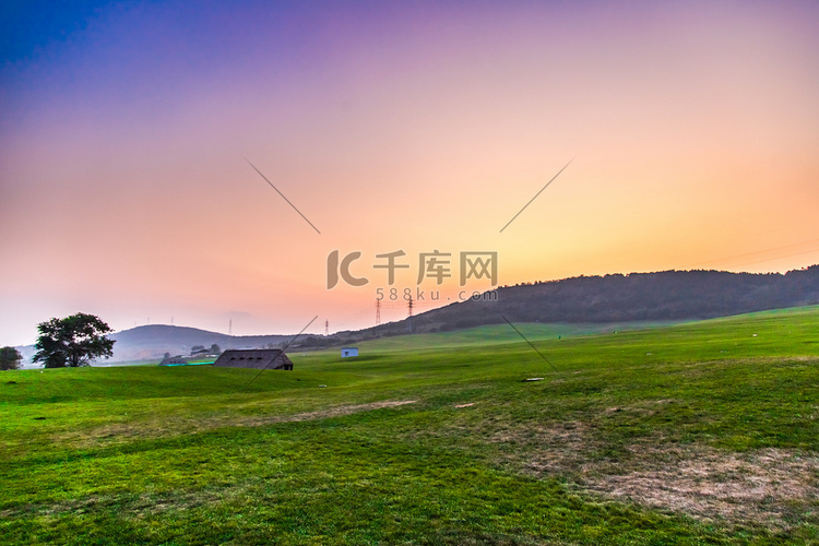 夕阳下草原摄影图