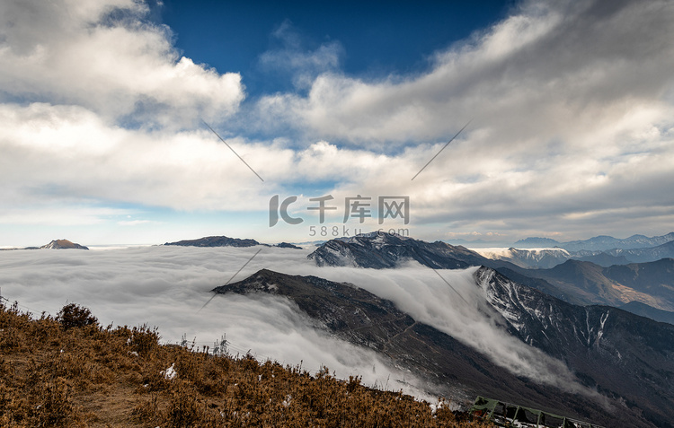 壮观云海山顶摄影图