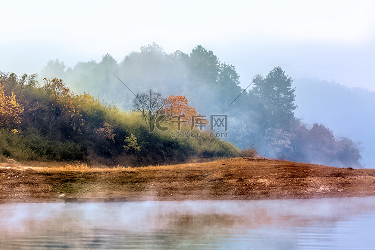 树木水面和山坡摄影图