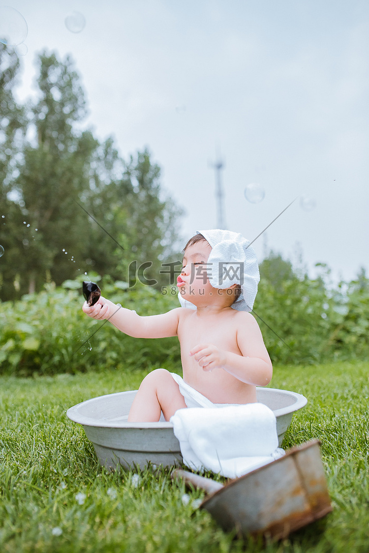 夏天户外洗澡的小男孩