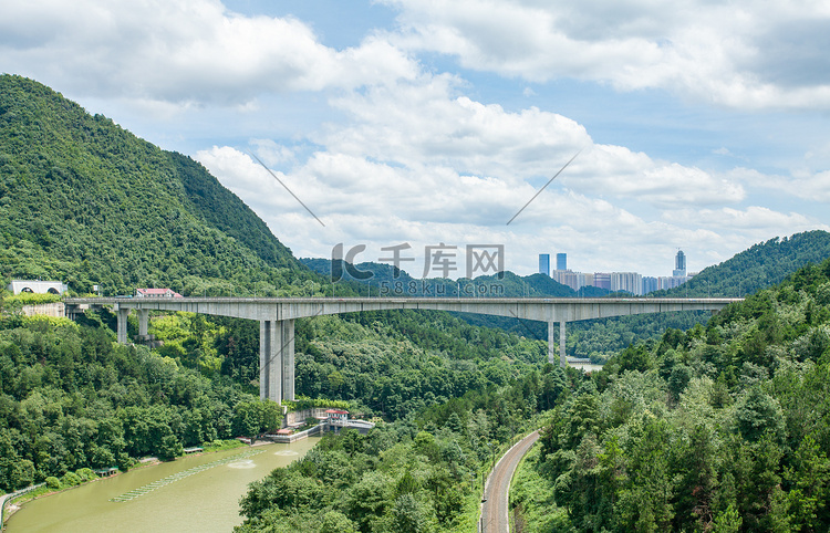 山水桥摄影图
