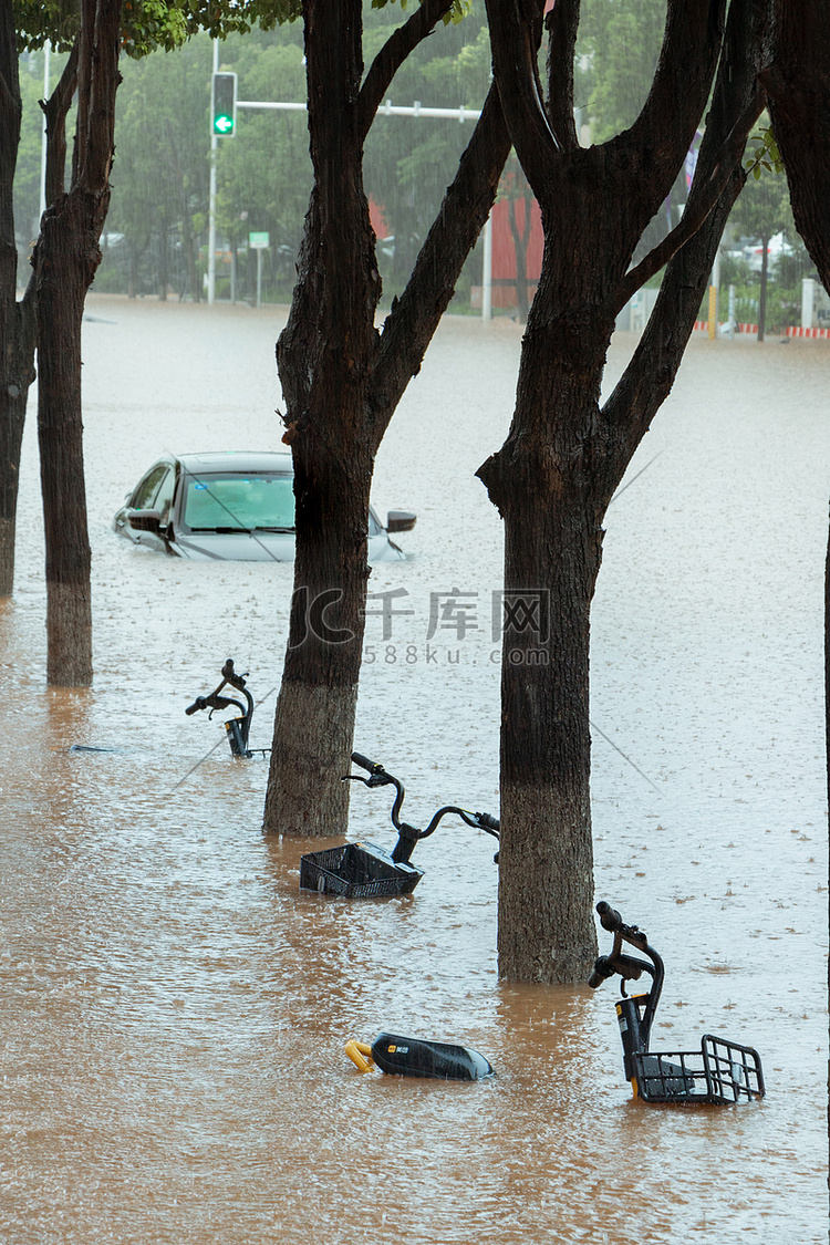 暴雨内涝被淹车辆摄影图