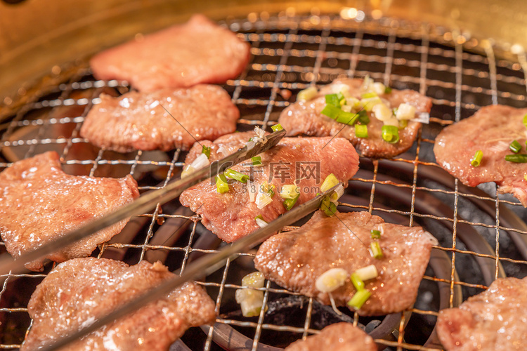 日料牛舌摄影图