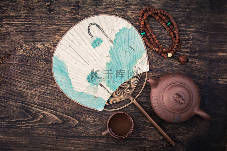木桌扇子茶具摄影图