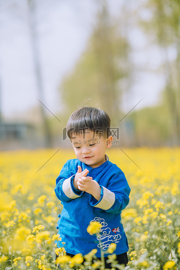 油菜花地里面的小男孩