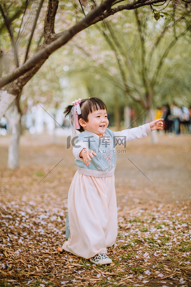 汉服儿童白天小女孩户外公园伸手