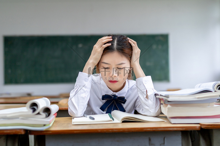 在教室里自习痛苦思考的女同学