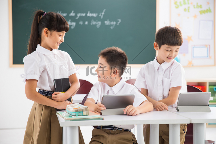 小学生在使用平板电脑