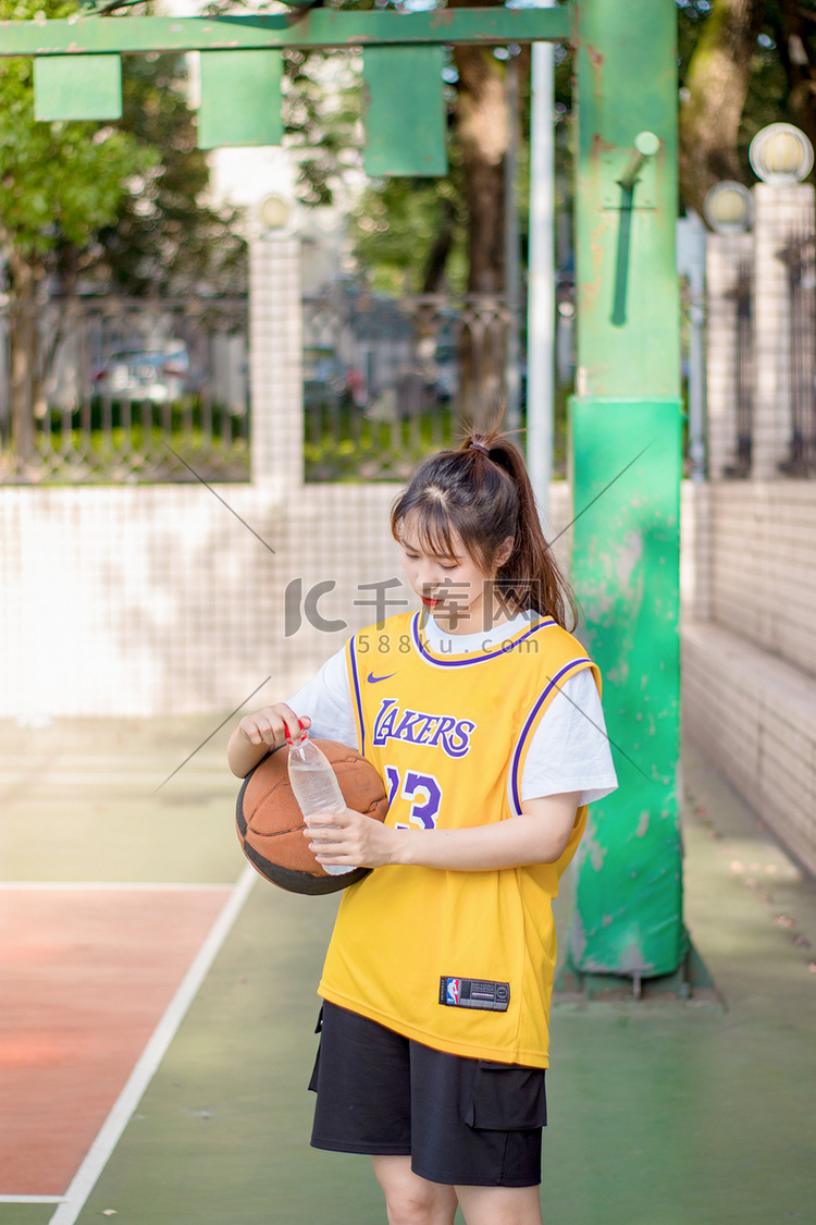 运动员篮球美女夏天喝水摄影图配