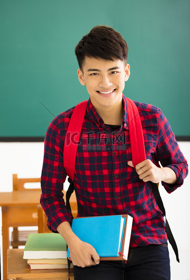 微笑男学生站在教室里