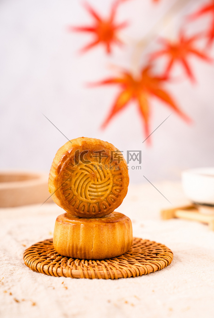 中秋佳节传统食品月饼摄影图配图