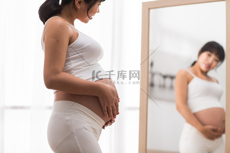 孕妇照镜子