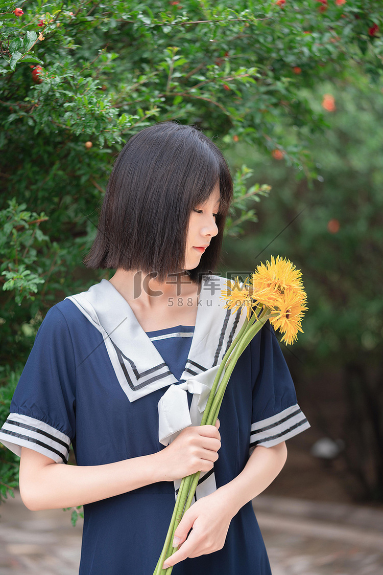 夏日白天美女户外向日葵摄影图配