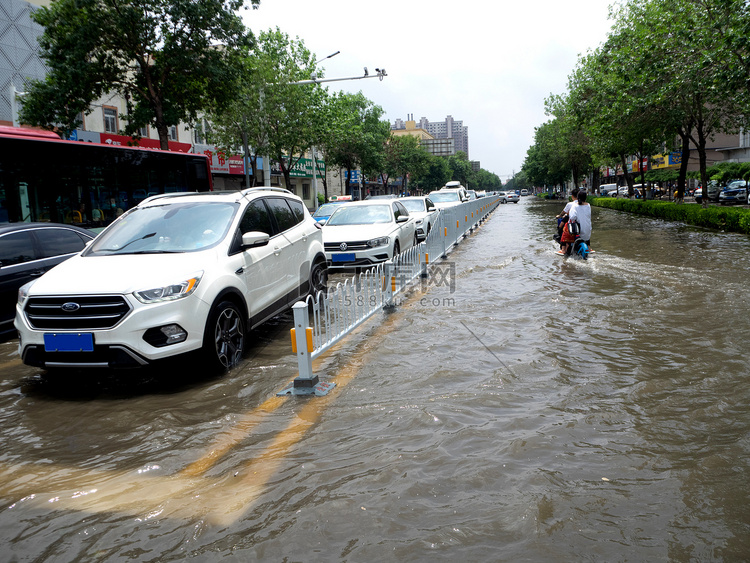 被淹的城市白天汽车被淹的街道上