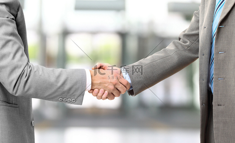 商业伙伴达成协议后握手的照片