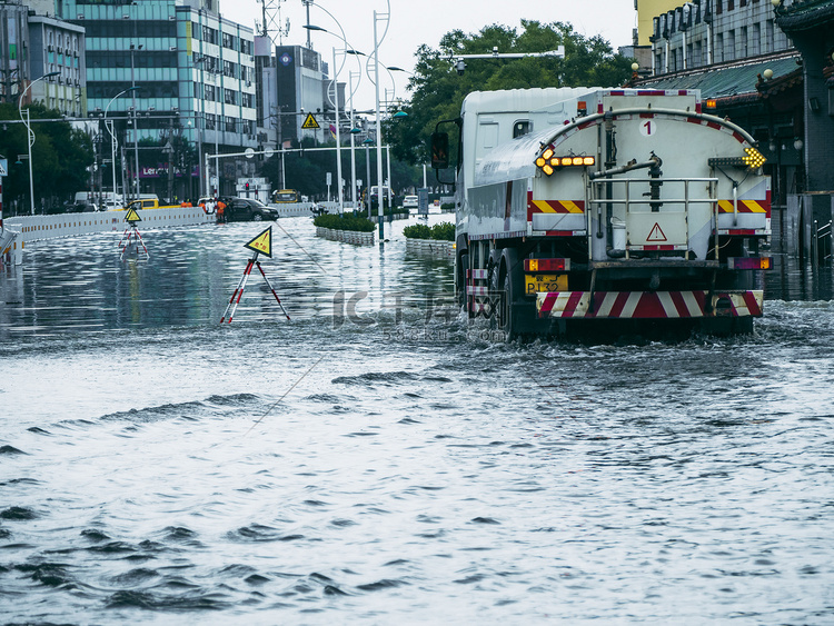 被淹的城市阴天救援车积水里前行
