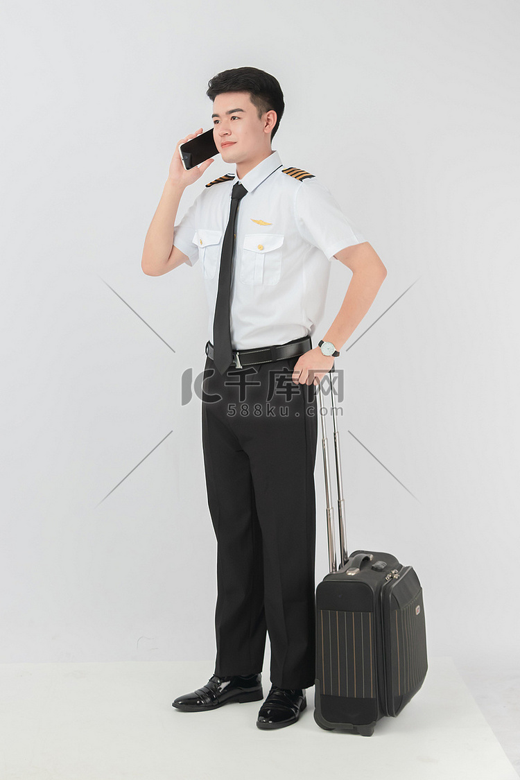 飞行员白天男士室内打电话摄影图