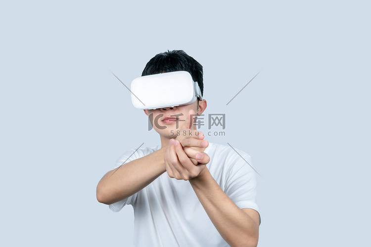 青年男子戴VR眼镜体验虚拟现实