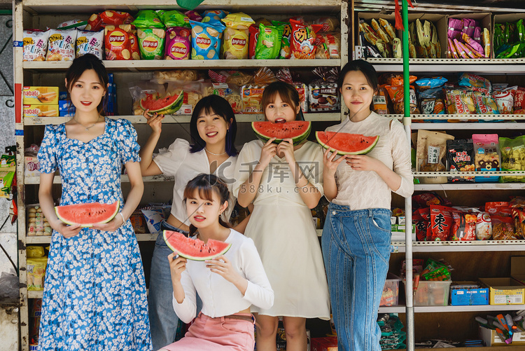 人像白天五个女孩小卖部前吃西瓜