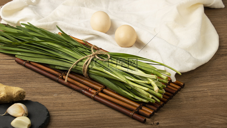 美食夜晚韭菜饭桌上放着摄影图配