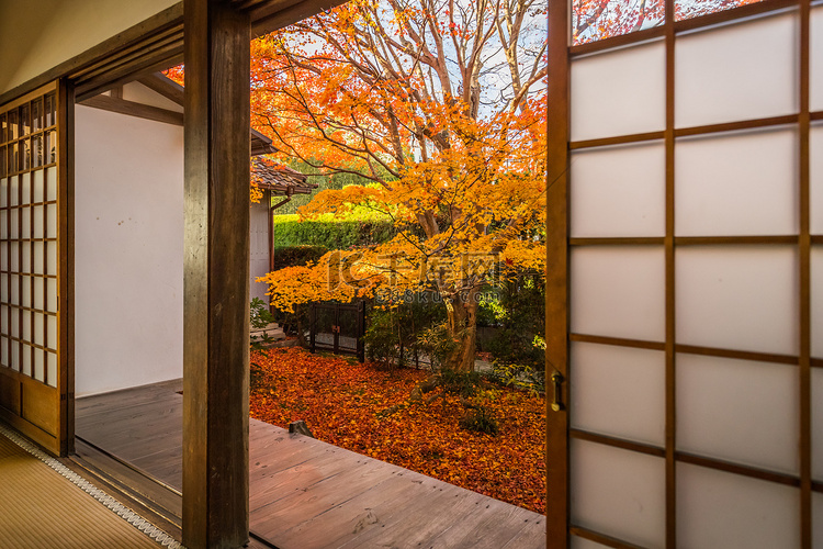 稿纸--秋季京都的一座寺庙