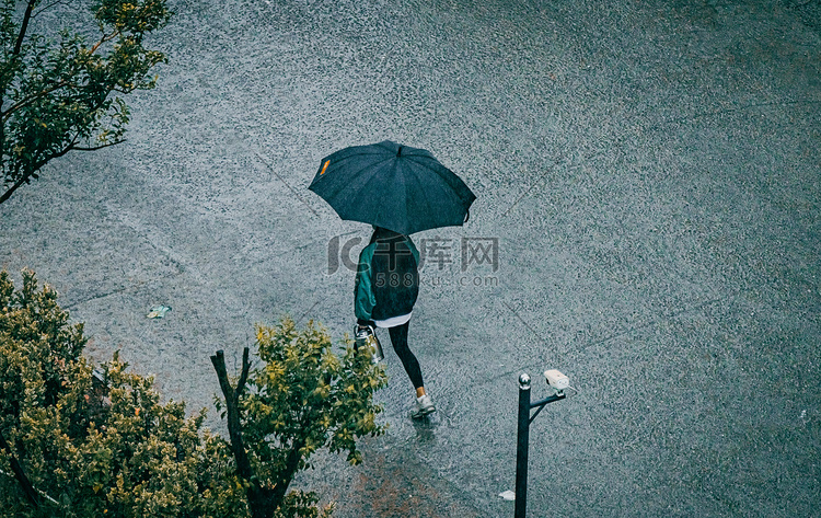 秋天雨季风光白昼打伞行走的人户