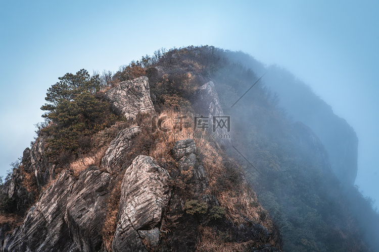 山上的云雾雾气下午山峰山上无摄