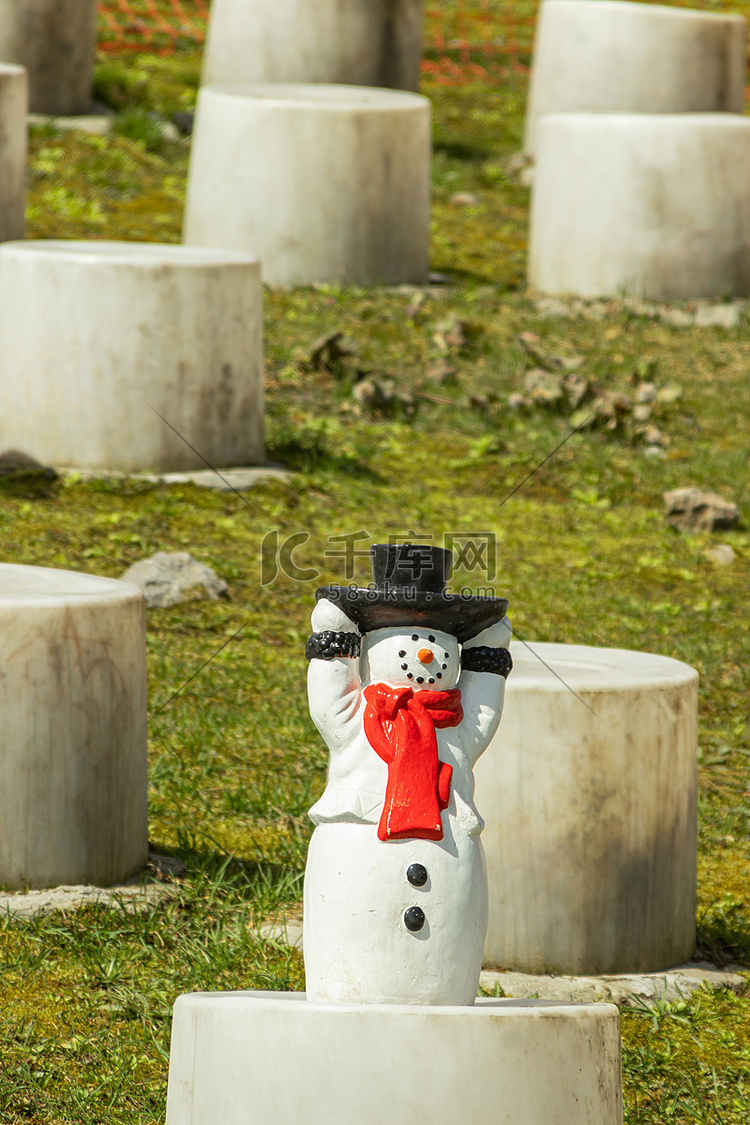 圣诞下午雪人草地旅游摄影图配图