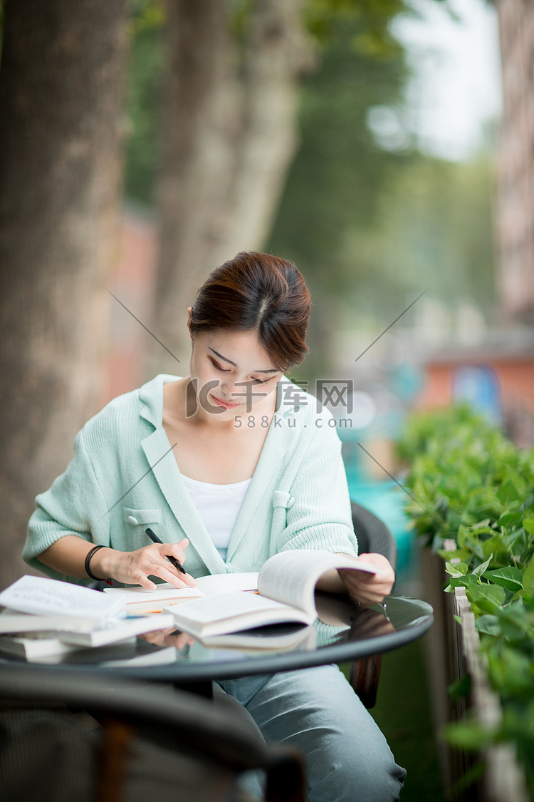 学习教育白天一个女学生户外看书