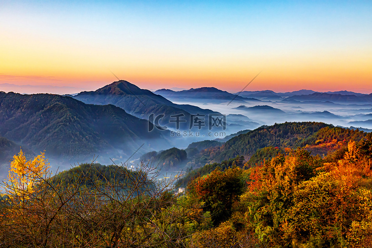 游玩凌晨房屋山区漂动摄影图配图