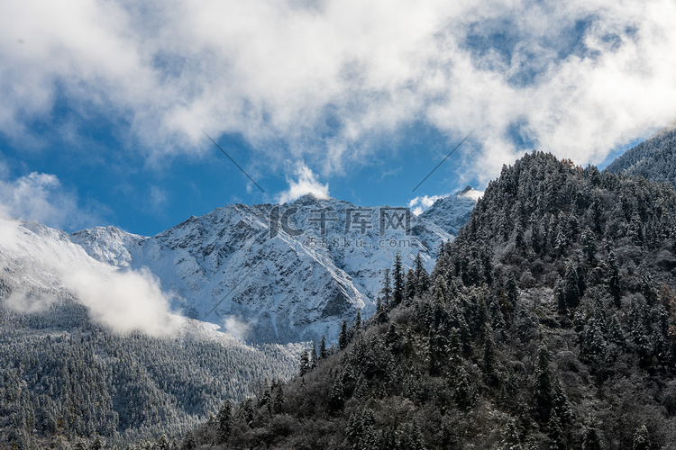 毕棚沟龙王海雪山近景