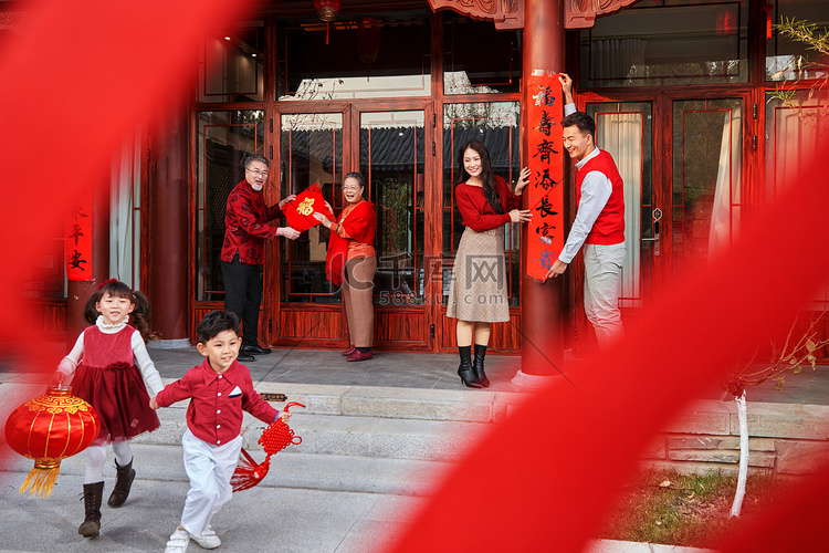 幸福的大家庭贴春联庆祝新年