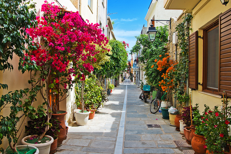 Rethymnon 在一条狭窄的街道