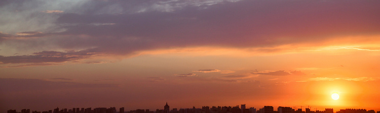 城市中傍晚的夕阳西下唯美摄影配