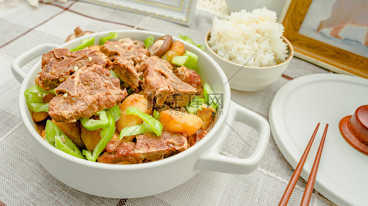 中餐美食夜晚排骨炖土豆室内餐桌