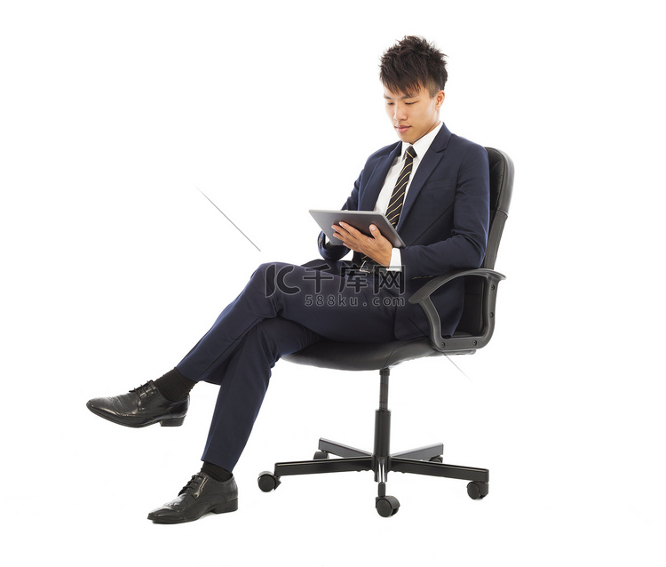 在椅子上使用 tablet pc 的商人