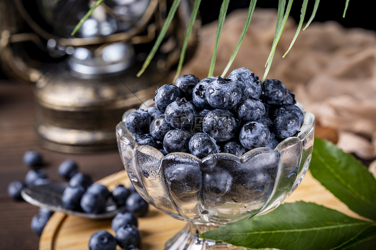 现摘蓝莓大鲜果营养浆果摄影图配