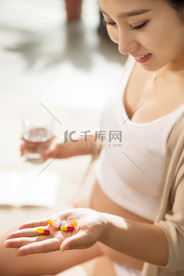 孕妇在吃药